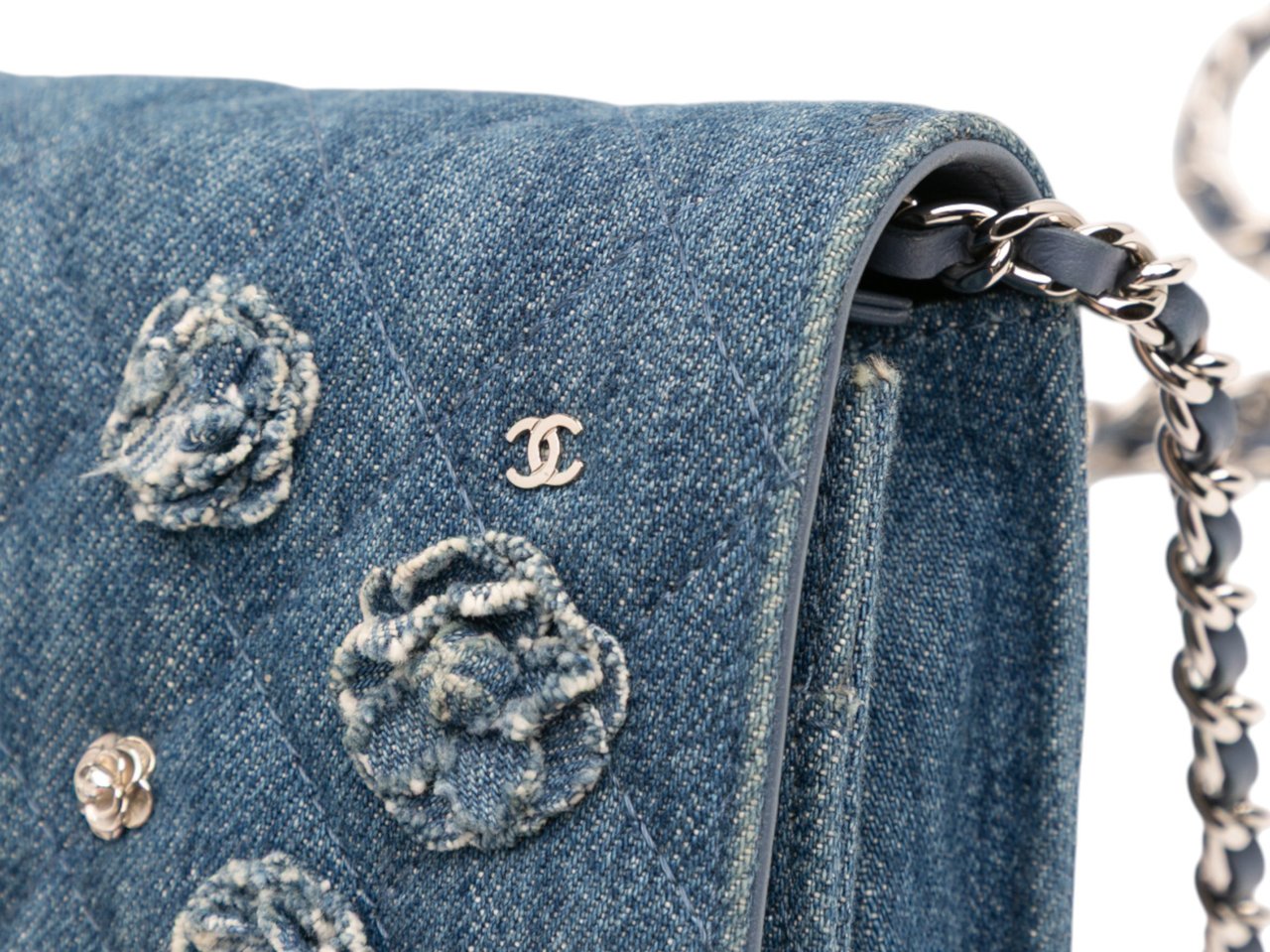 Chanel Quilted Denim Camellia Charms Wallet On Chain Blauw