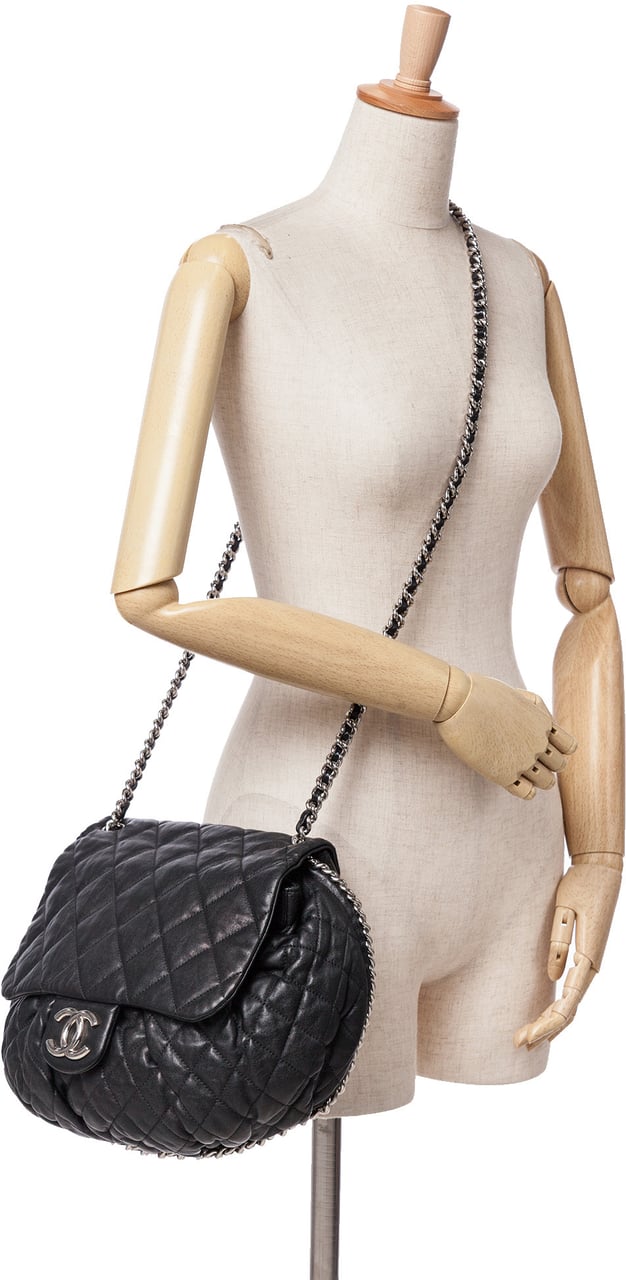 Chanel Large Lambskin Chain Around Flap Zwart