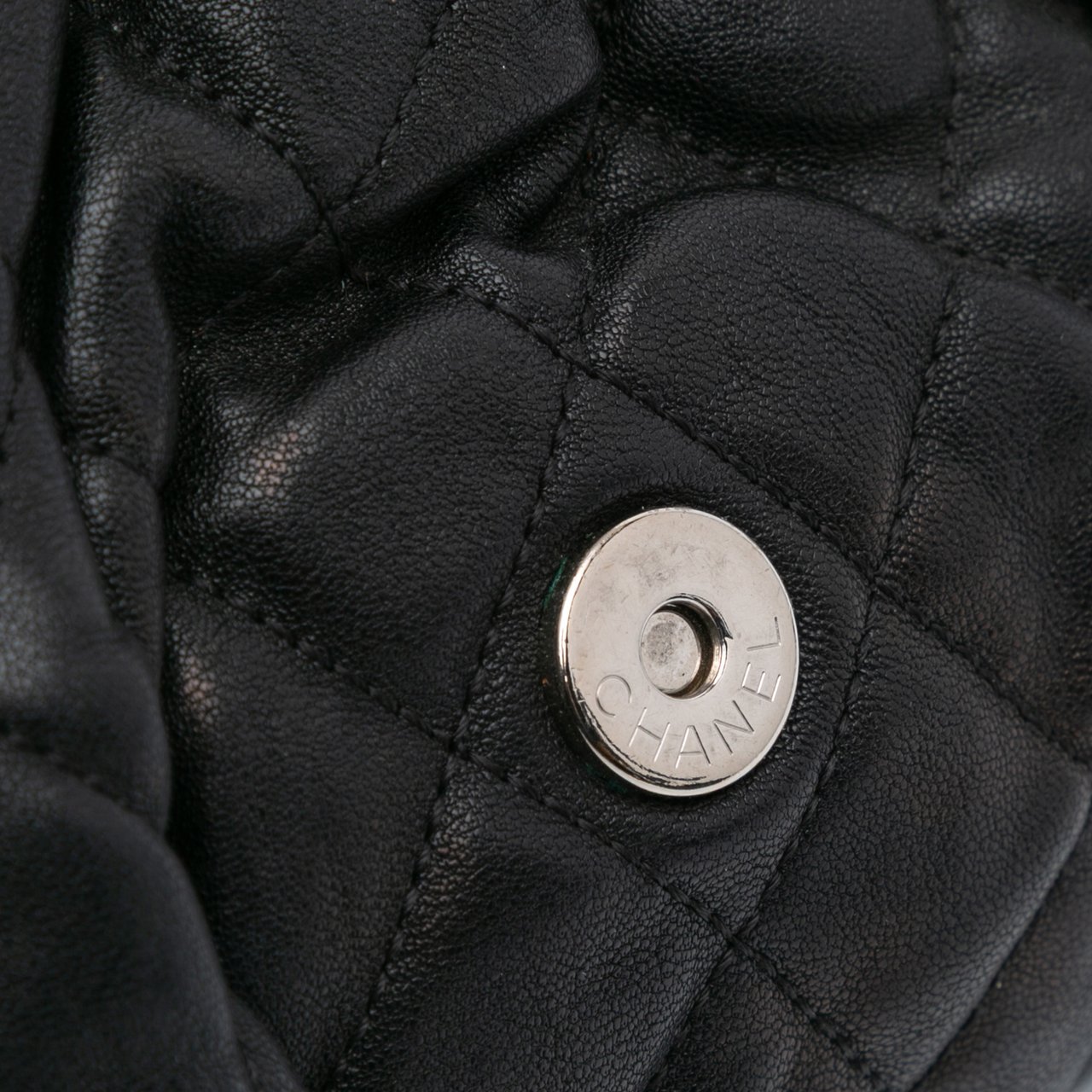 Chanel Large Lambskin Chain Around Flap Zwart
