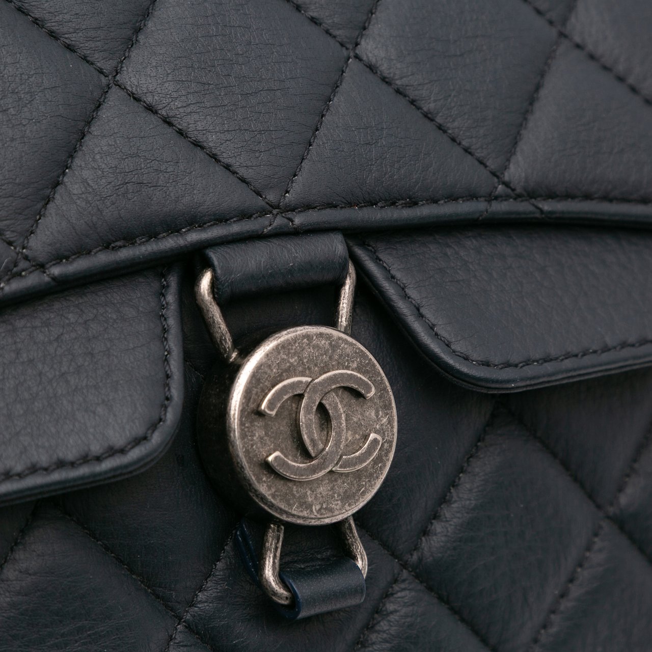 Chanel Small Quilted Grained Calfskin CC Round Clasp Accordion Flap Zwart