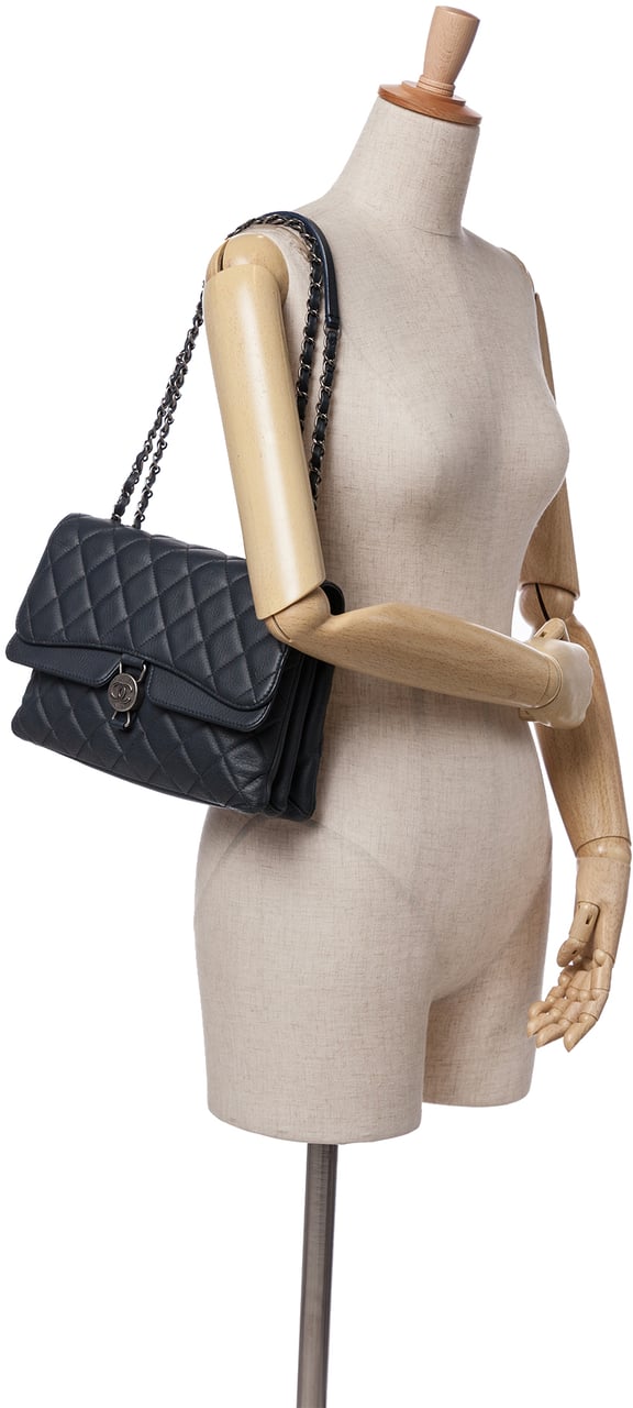 Chanel Small Quilted Grained Calfskin CC Round Clasp Accordion Flap Zwart