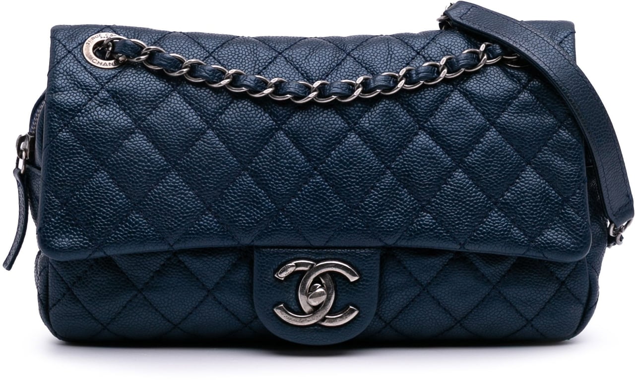 Chanel Medium Quilted Iridescent Caviar Easy Flap Blauw