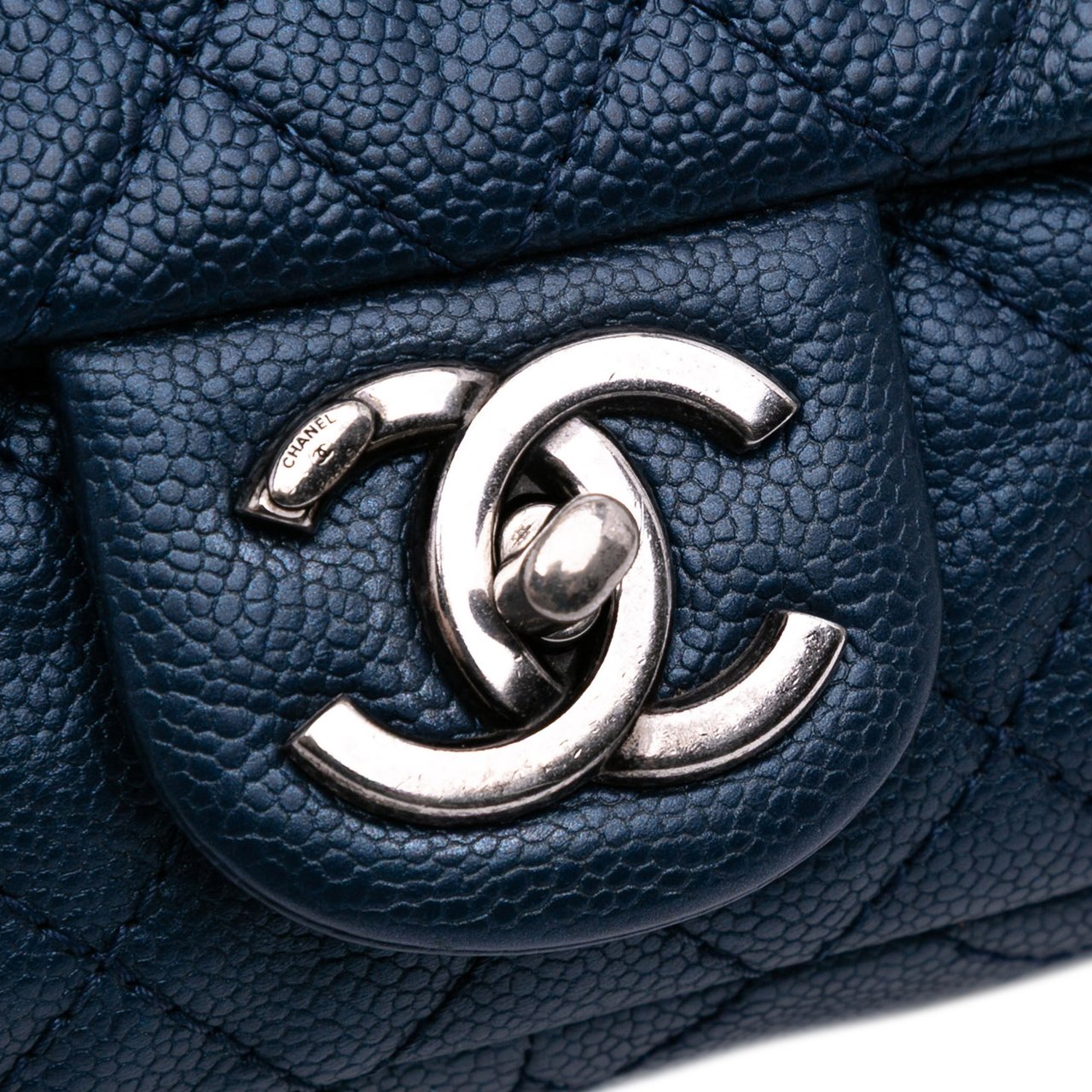 Chanel Medium Quilted Iridescent Caviar Easy Flap Blauw