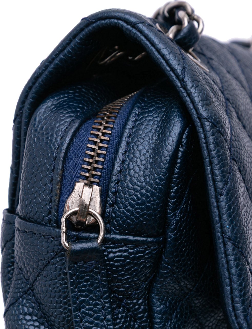 Chanel Medium Quilted Iridescent Caviar Easy Flap Blauw