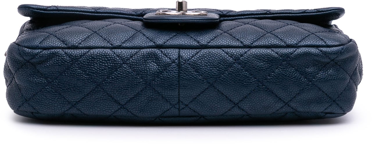 Chanel Medium Quilted Iridescent Caviar Easy Flap Blauw