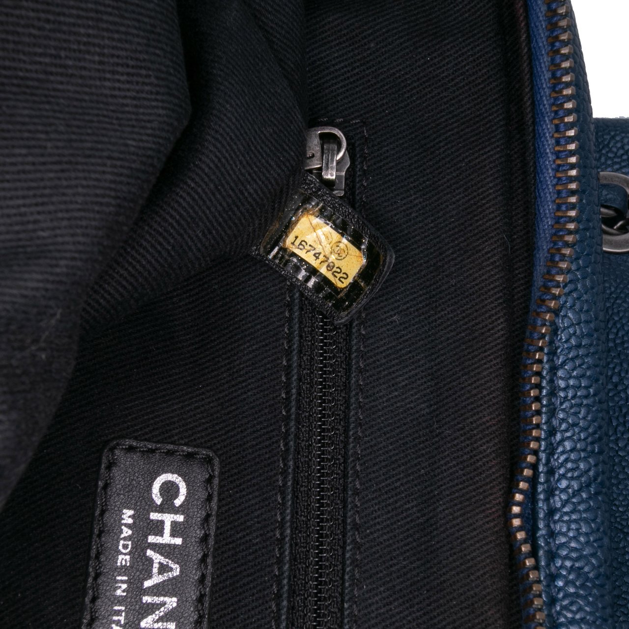 Chanel Medium Quilted Iridescent Caviar Easy Flap Blauw