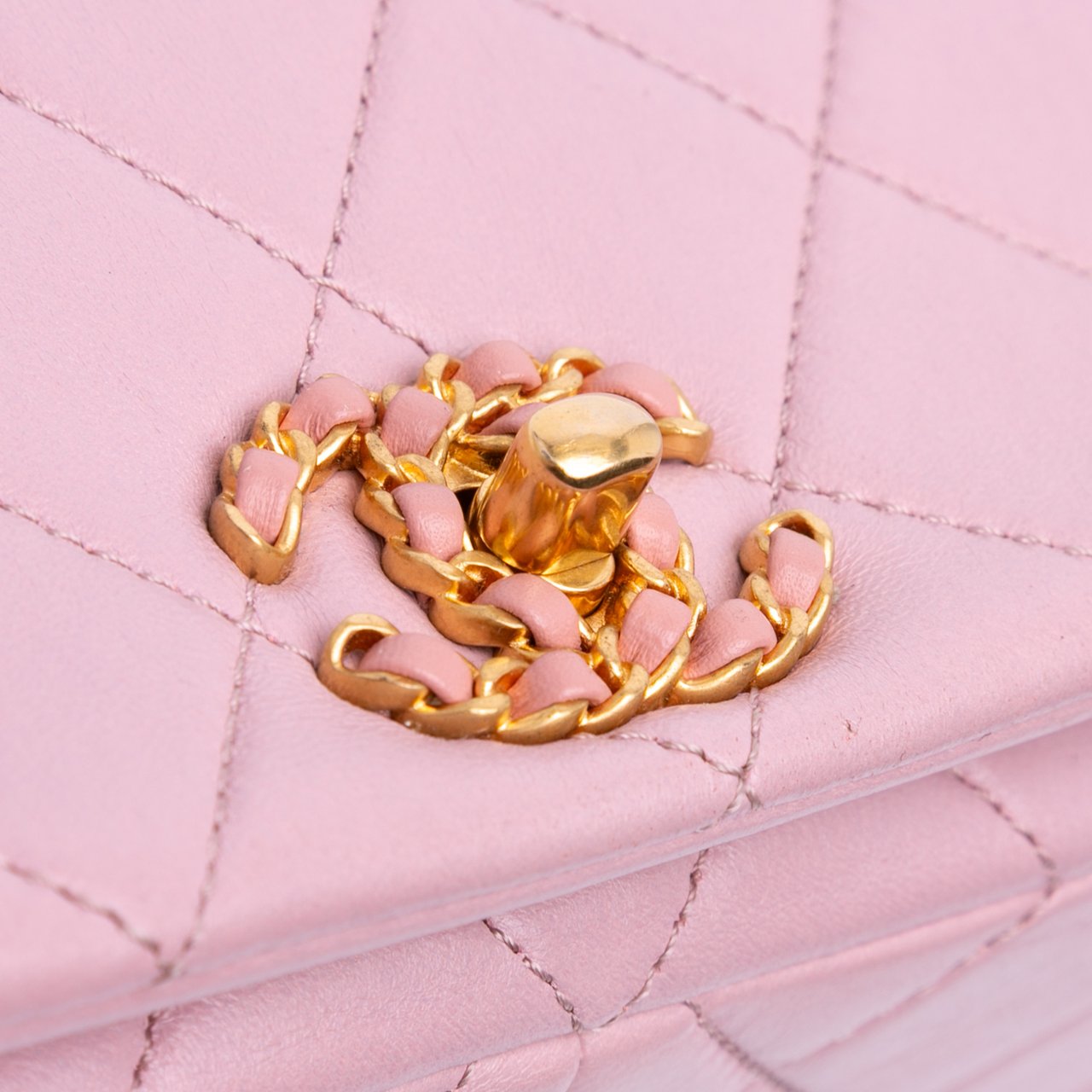 Chanel Quilted Lambskin Braided CC Single Flap Roze