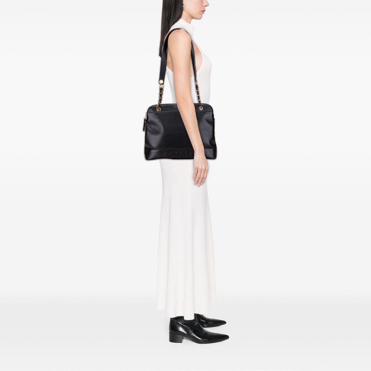 Chanel Caviar Logo Shoulder Bag Zwart