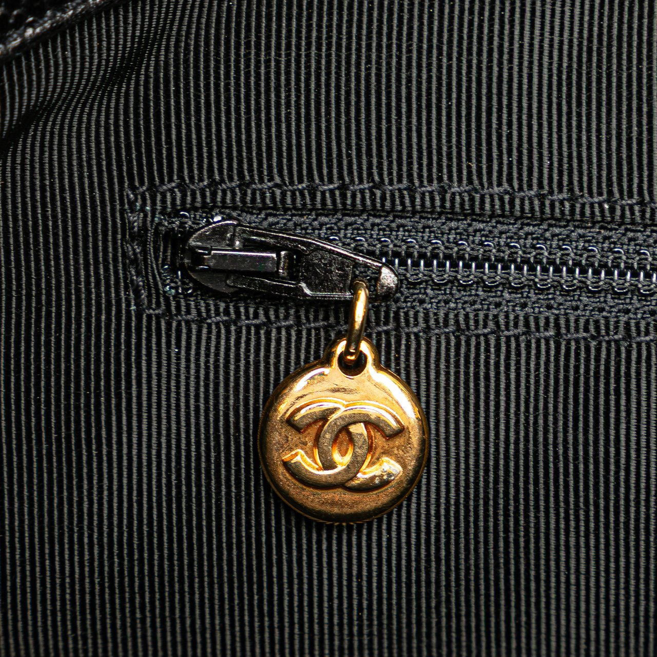 Chanel Caviar Logo Shoulder Bag Zwart