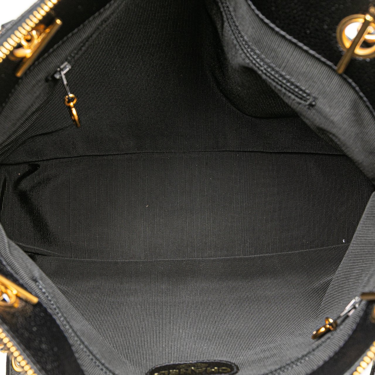 Chanel Caviar Logo Shoulder Bag Zwart