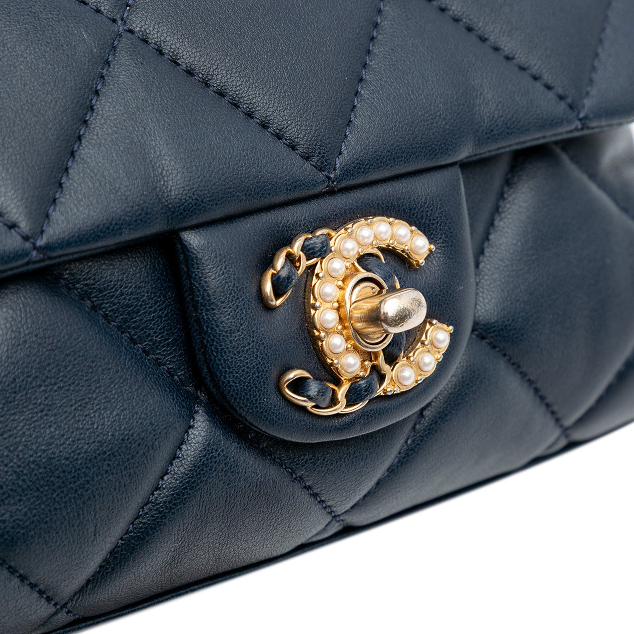 Chanel Mini Quilted Lambskin Crush on Chains Flap Blauw