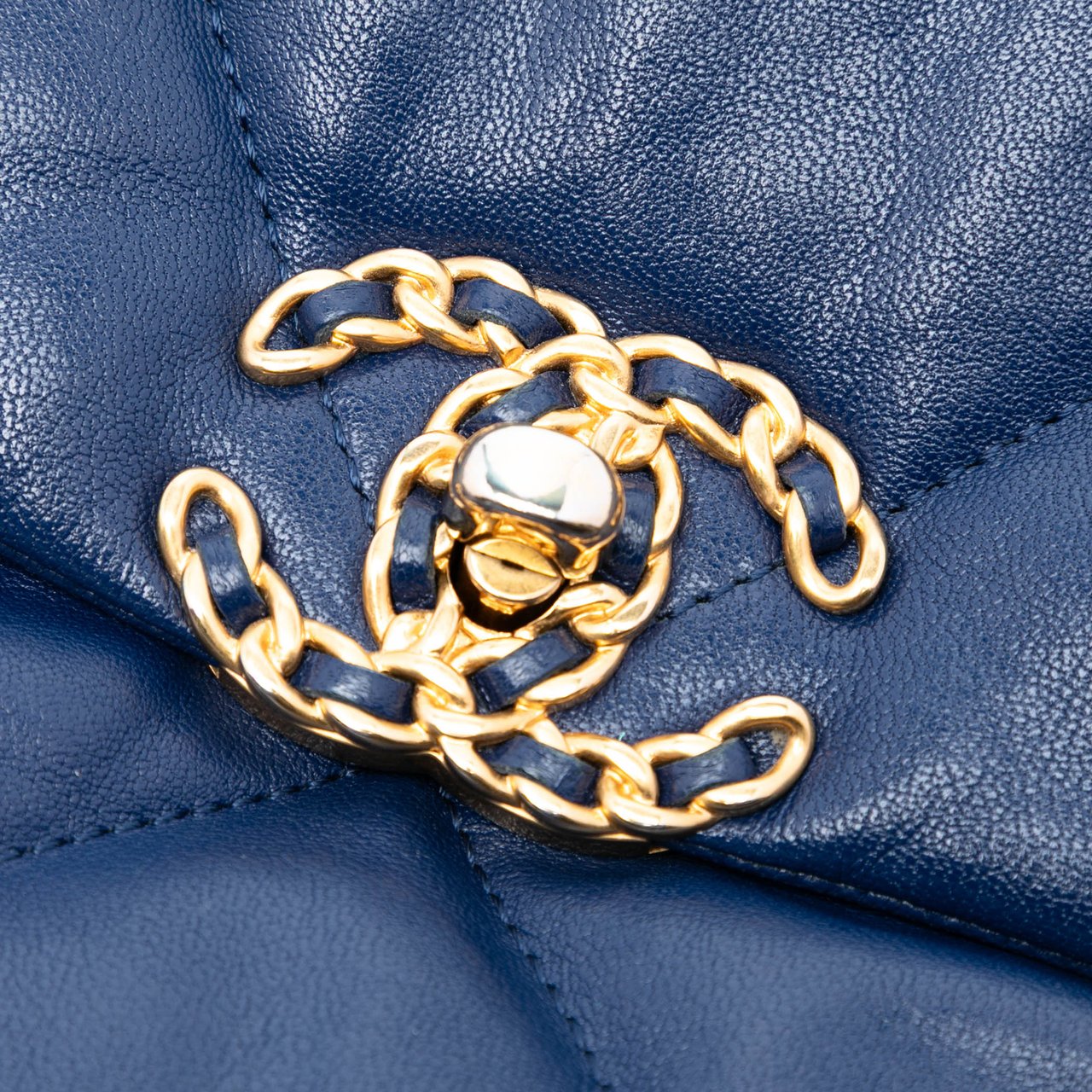 Chanel Medium Lambskin 19 Flap Blauw