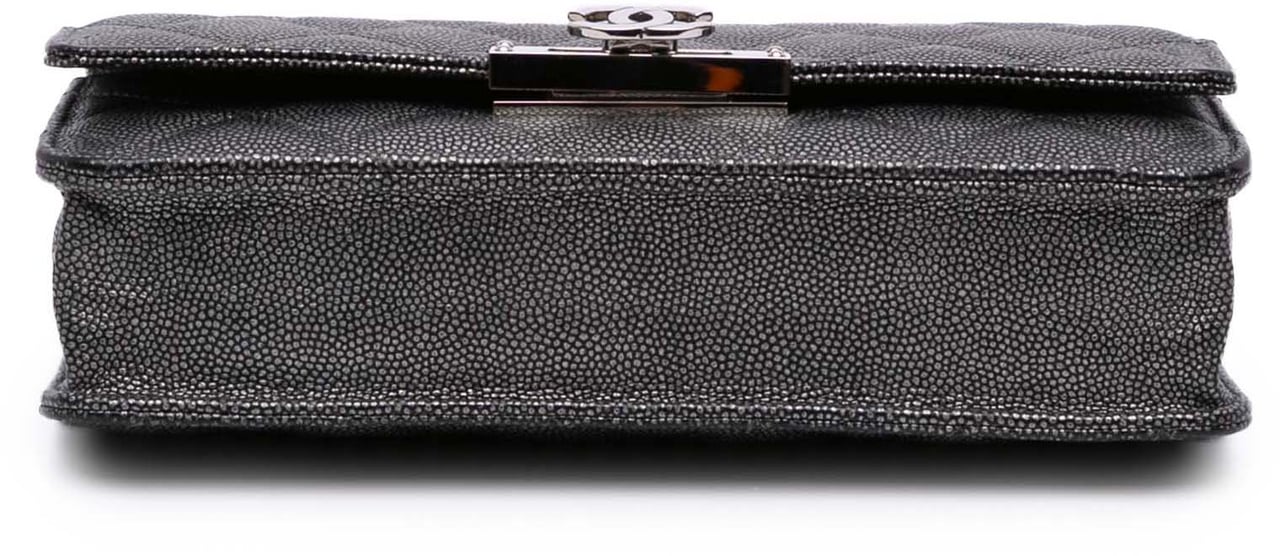 Chanel Quilted Metallic Caviar Golden Class Wallet On Chain Zwart