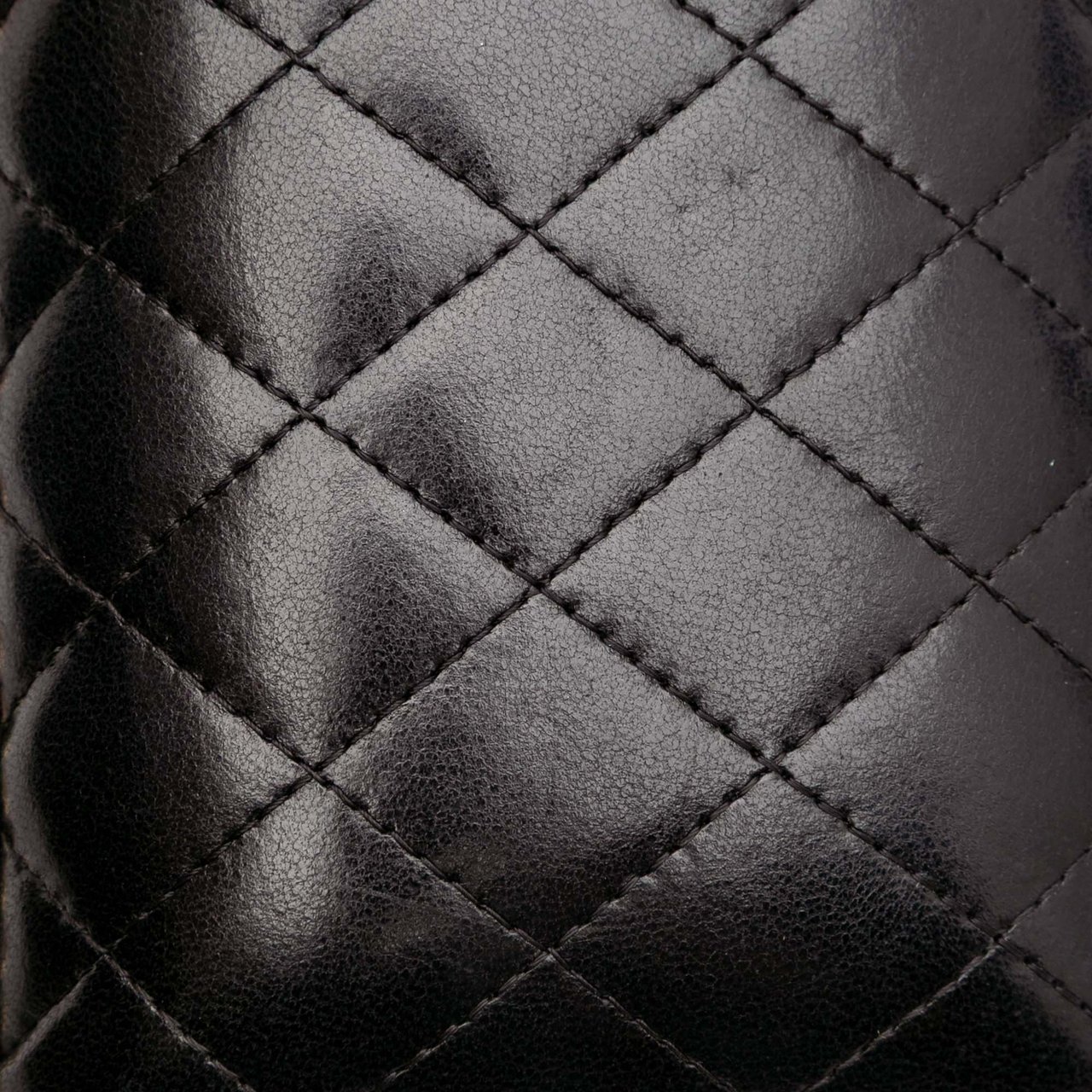 Chanel Quilted Lambskin Chain Around Clutch Zwart