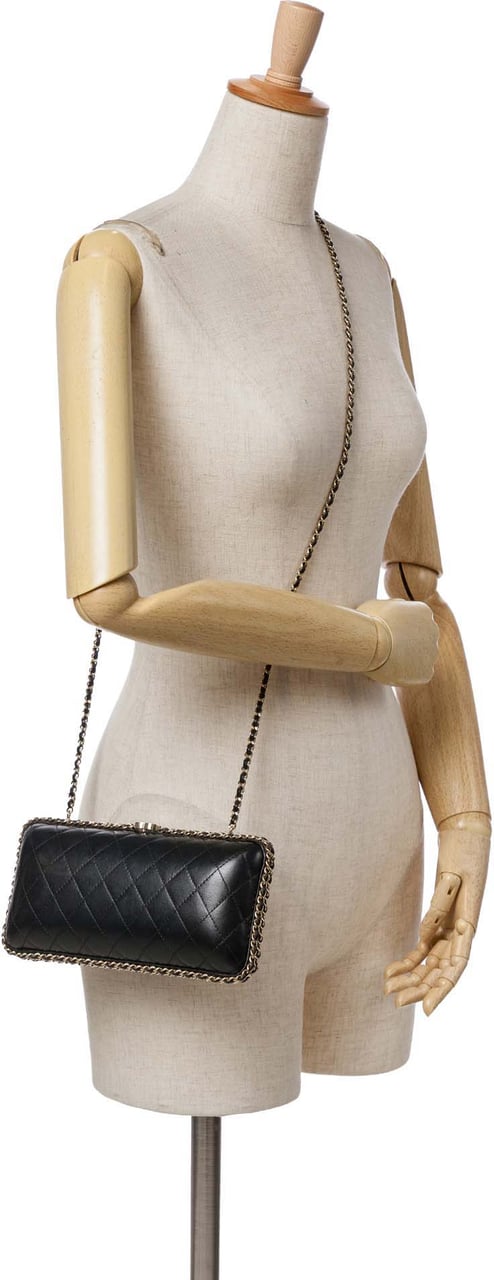 Chanel Quilted Lambskin Chain Around Clutch Zwart