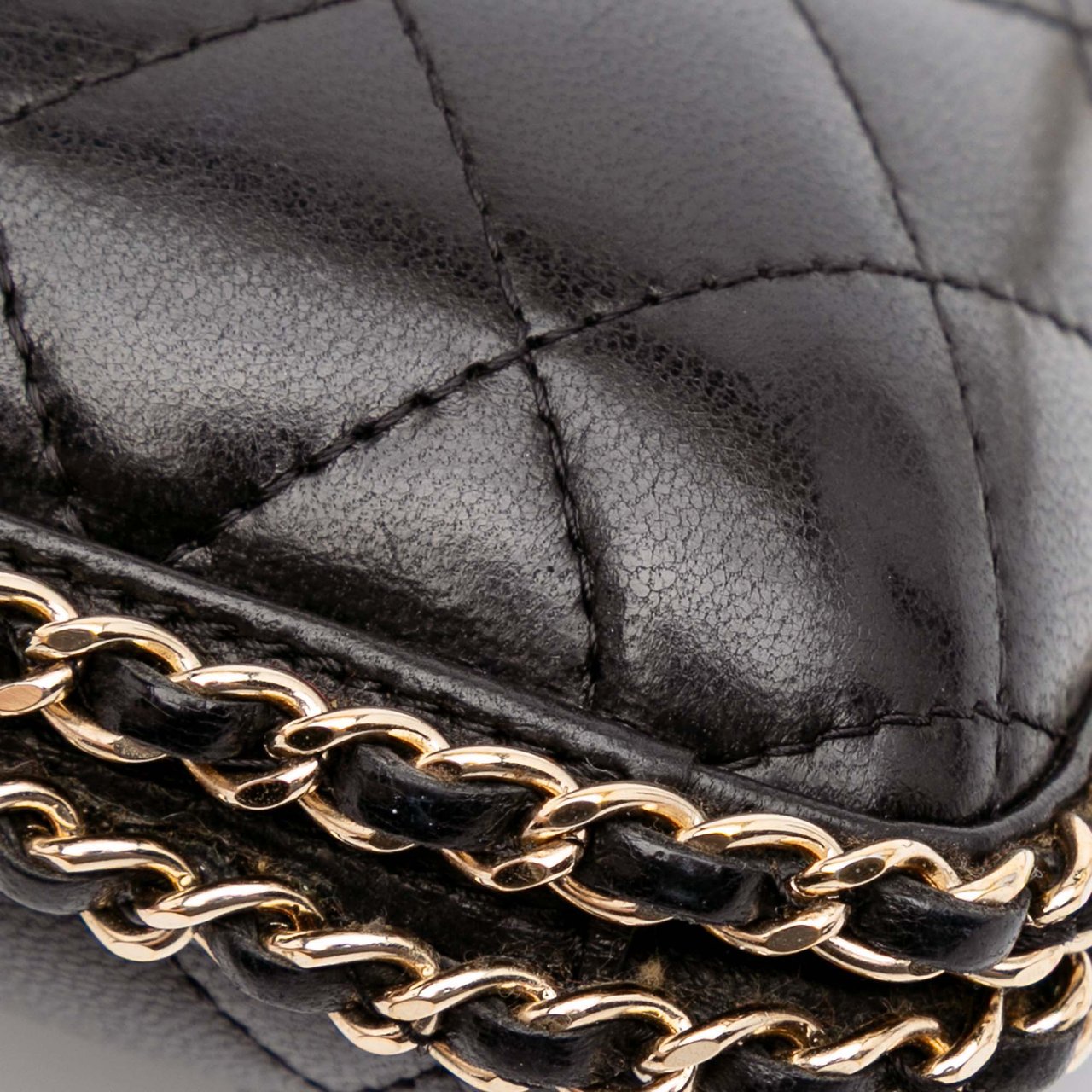 Chanel Quilted Lambskin Chain Around Clutch Zwart