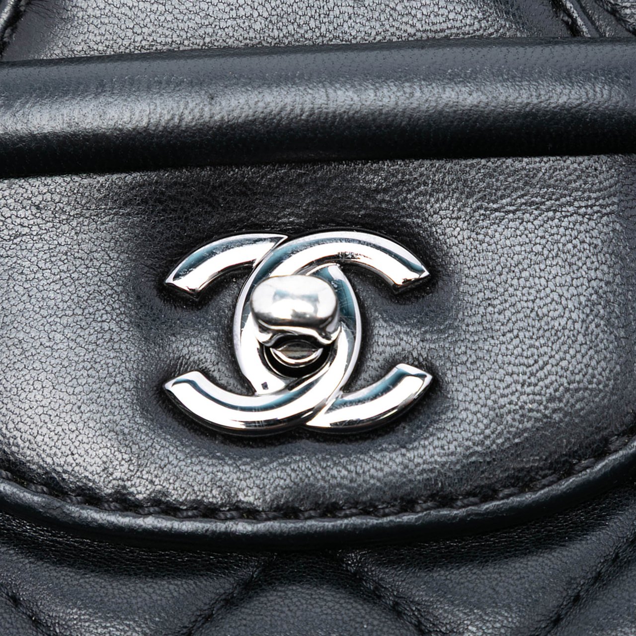 Chanel Small Quilted Lambskin Coco Loop Flap Zwart