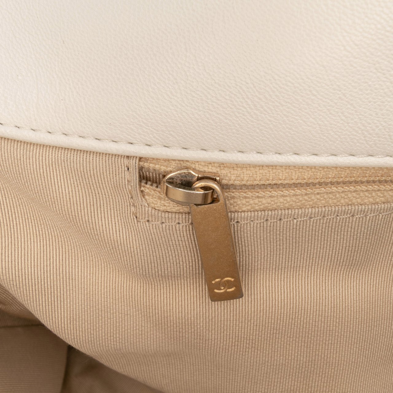 Chanel Maxi Lambskin 19 Flap Wit