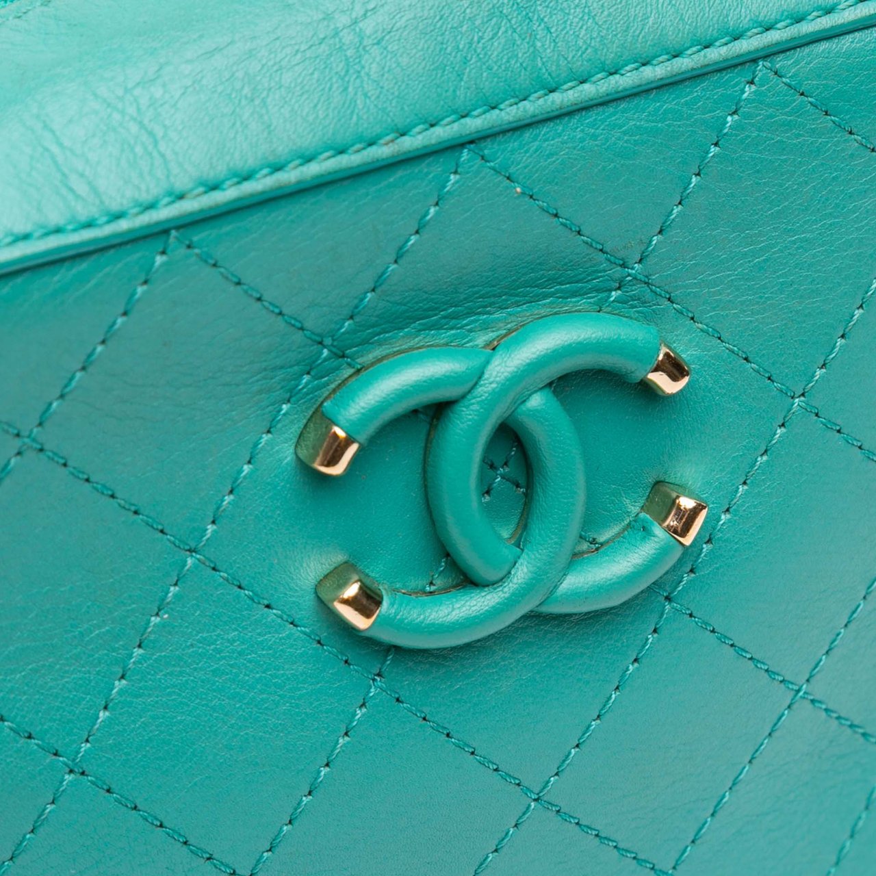 Chanel CC Stitched Calfskin Enamel Camera Bag Blauw