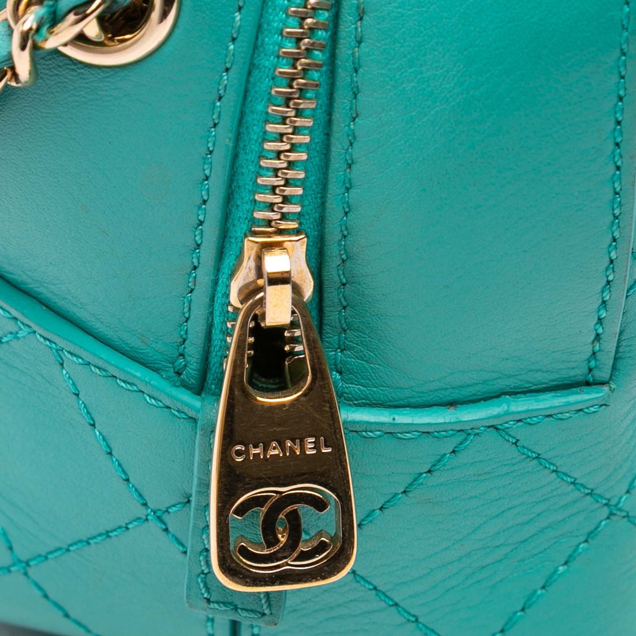 Chanel CC Stitched Calfskin Enamel Camera Bag Blauw