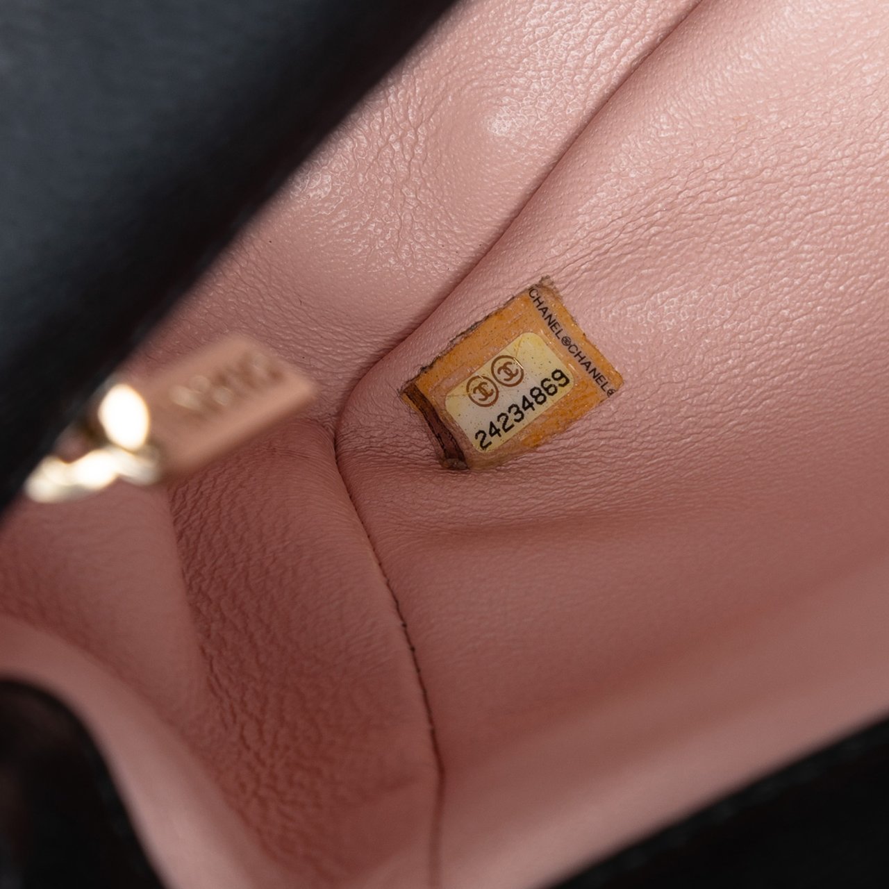 Chanel Quilted Caviar CC Plate Flap Pocket Shoulder Bag Zwart