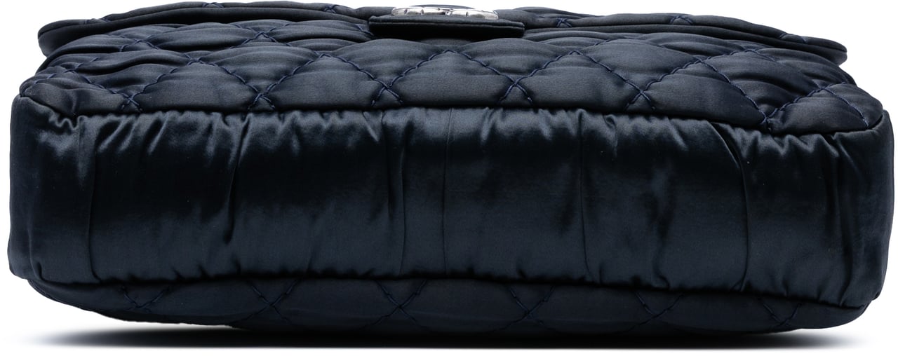 Chanel Extra Large CC Quilted Satin Single Flap Blauw