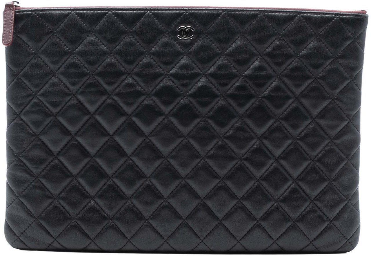 Chanel Large Quilted Lambskin O Case Clutch Zwart