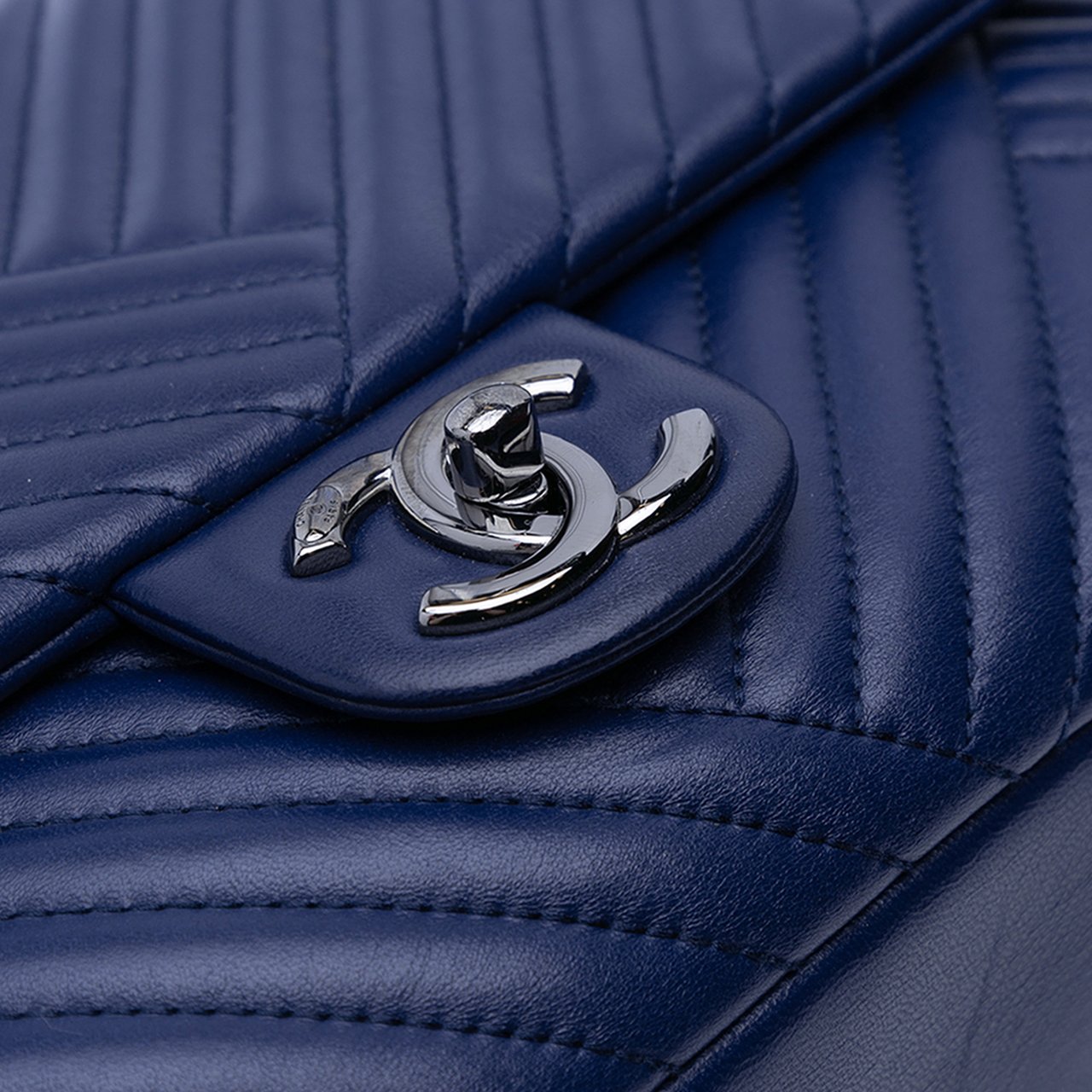 Chanel Large Lambskin CC Crossing Flap Blauw