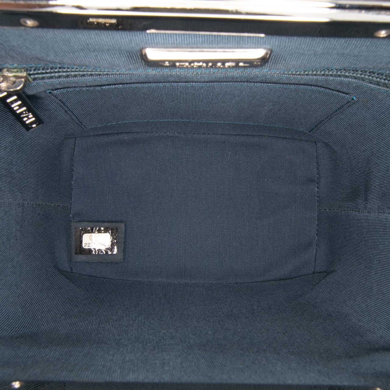Chanel CC Metallic Calfskin Vanity Case Blauw