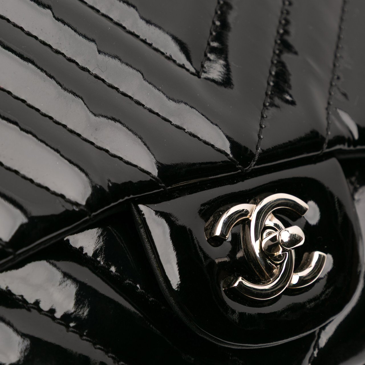 Chanel Maxi Classic Chevron Patent Single Flap Zwart