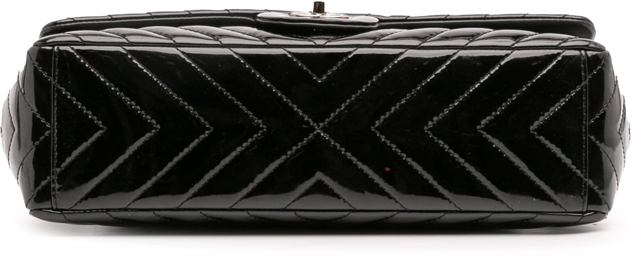 Chanel Maxi Classic Chevron Patent Single Flap Zwart
