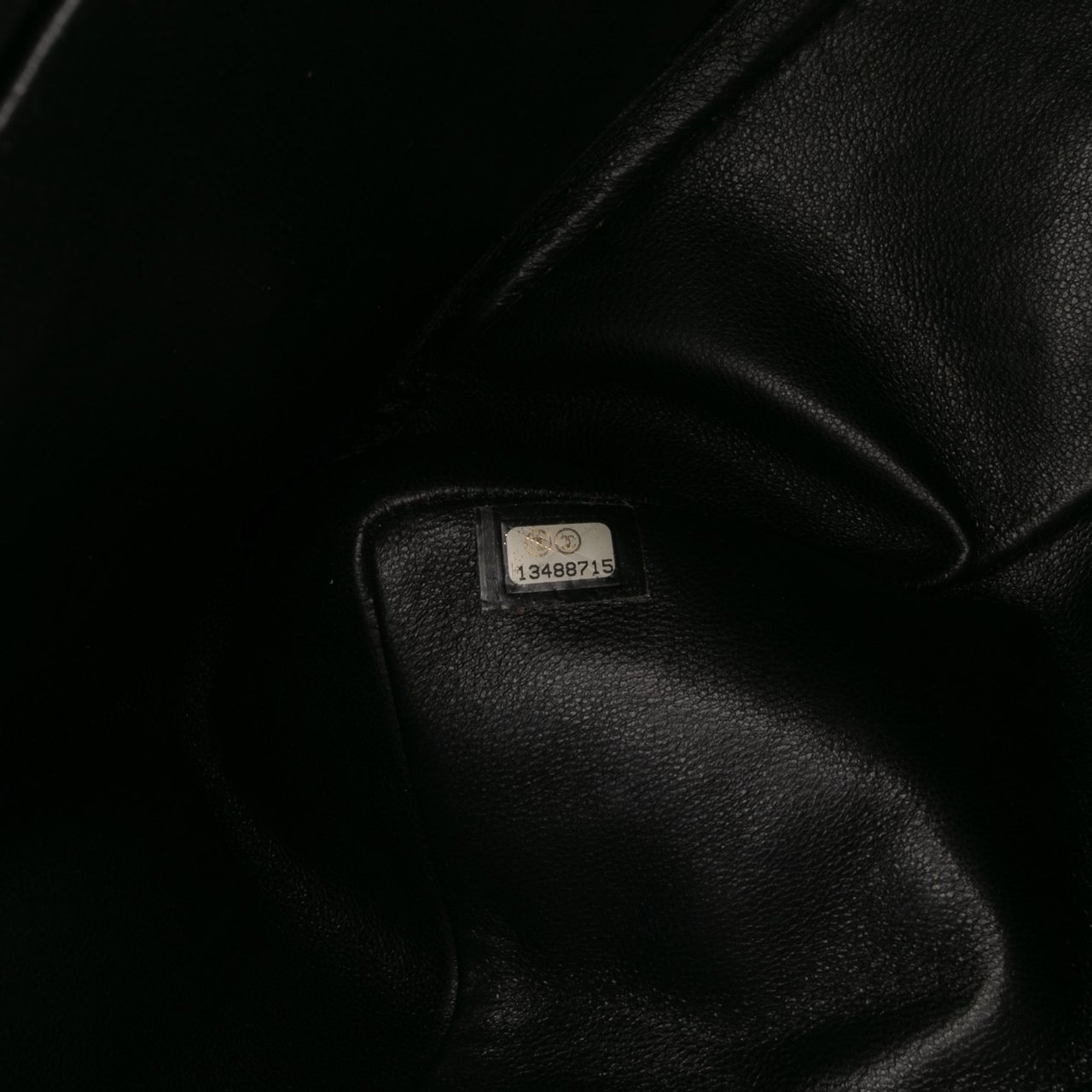 Chanel Maxi Classic Chevron Patent Single Flap Zwart
