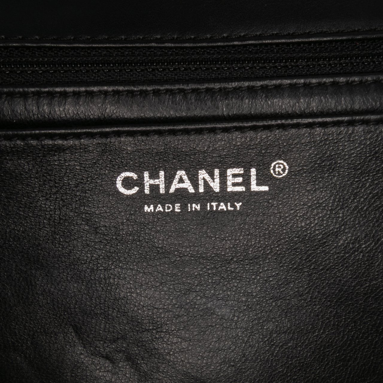 Chanel Maxi Classic Chevron Patent Single Flap Zwart