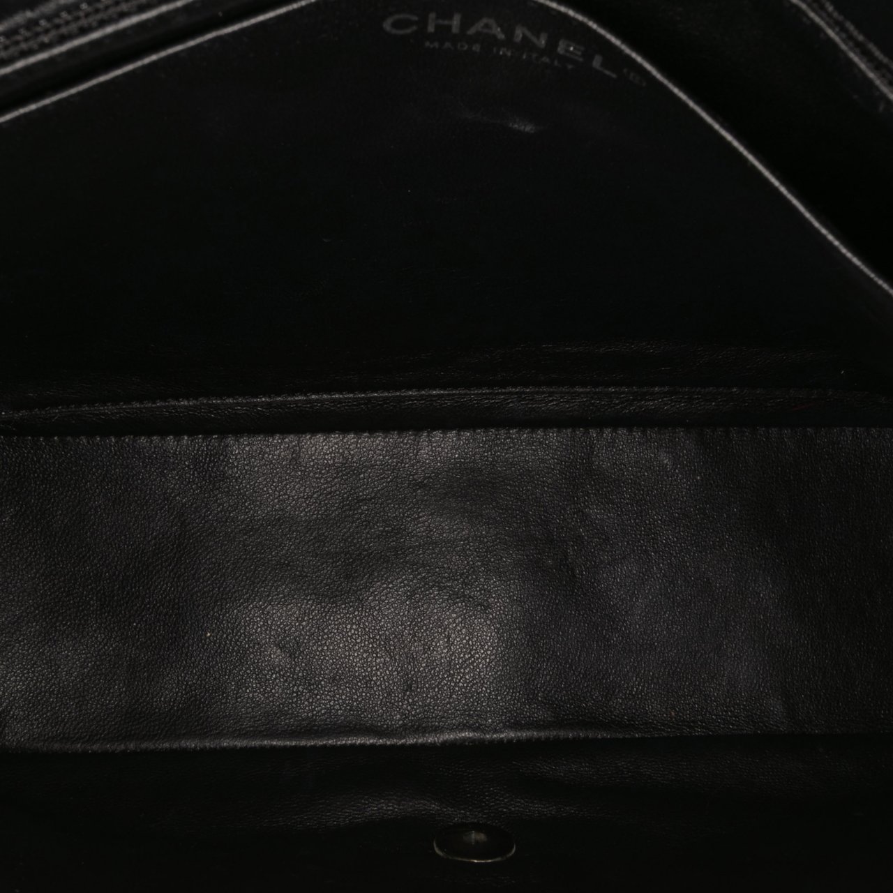 Chanel Maxi Classic Chevron Patent Single Flap Zwart