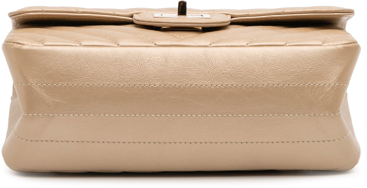 Chanel Reissue 2.55 Chevron Quilted Metallic Calfskin Single Flap 224 Goud