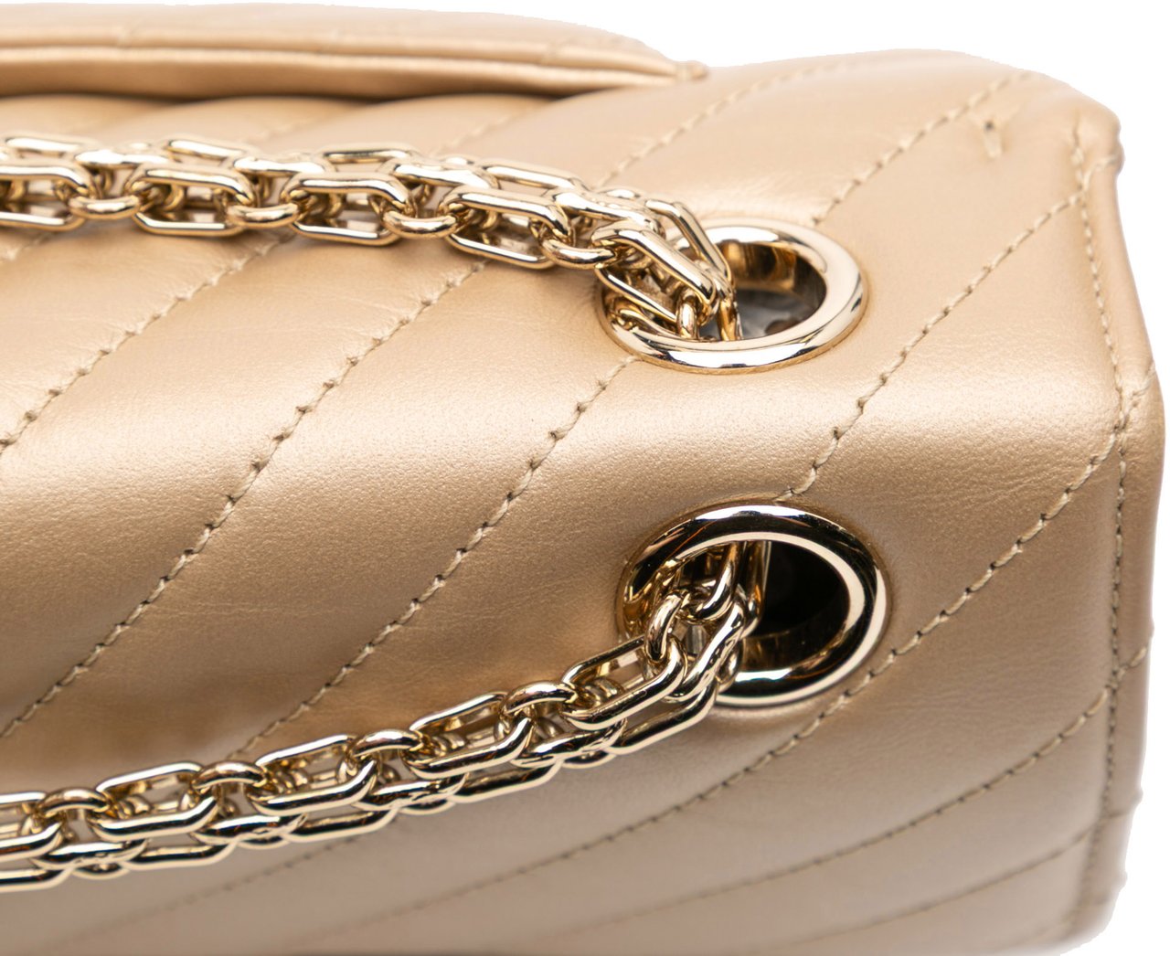 Chanel Reissue 2.55 Chevron Quilted Metallic Calfskin Single Flap 224 Goud