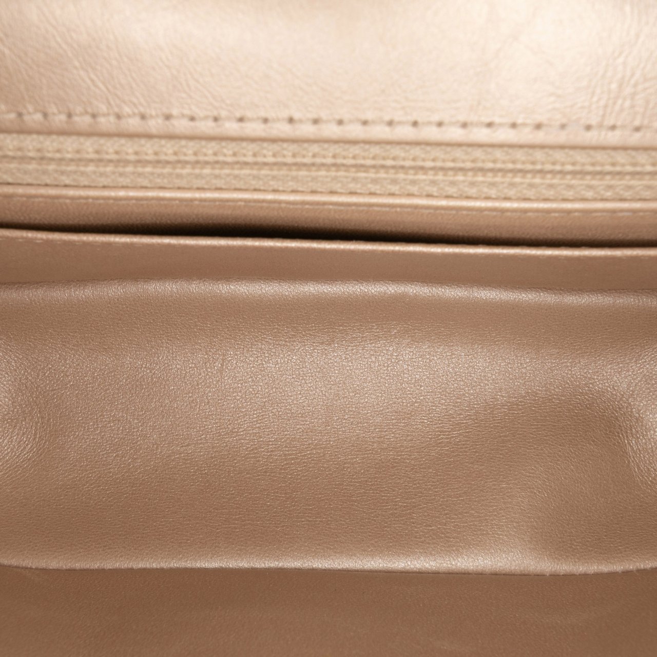 Chanel Reissue 2.55 Chevron Quilted Metallic Calfskin Single Flap 224 Goud