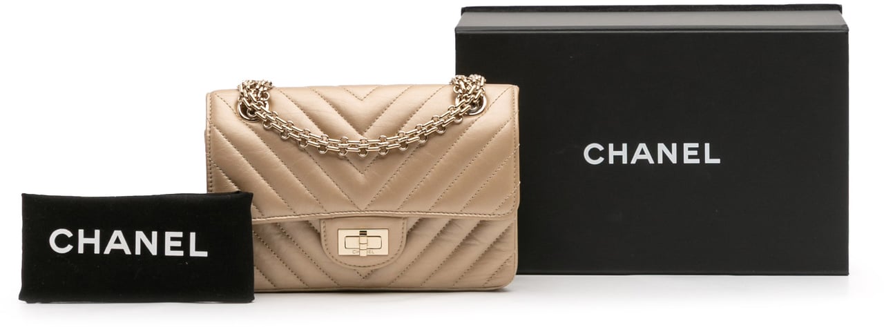 Chanel Reissue 2.55 Chevron Quilted Metallic Calfskin Single Flap 224 Goud