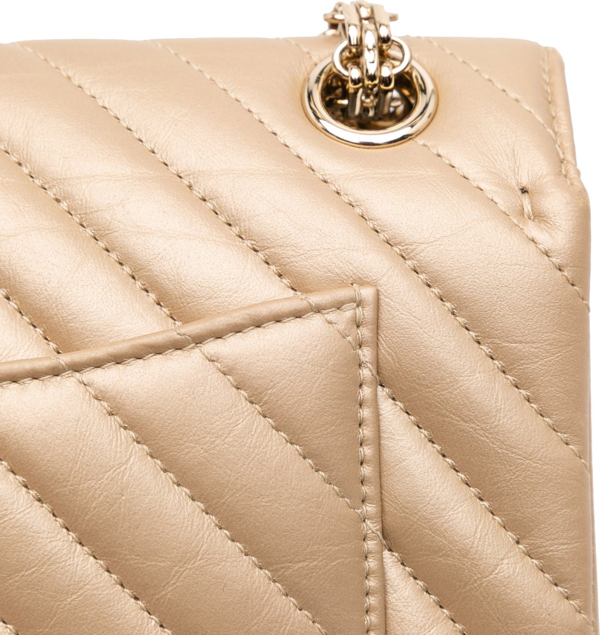 Chanel Reissue 2.55 Chevron Quilted Metallic Calfskin Single Flap 224 Goud