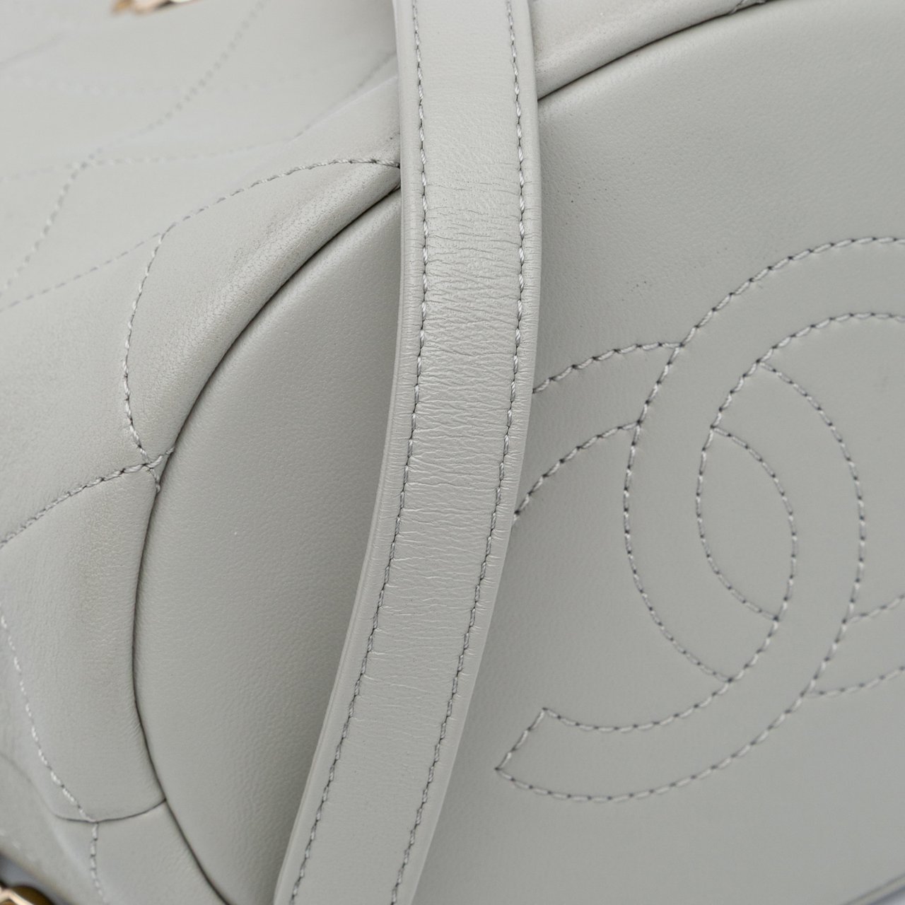 Chanel CC Quilted Calfskin Resin Bi-Color Chain Bucket Bag Grijs