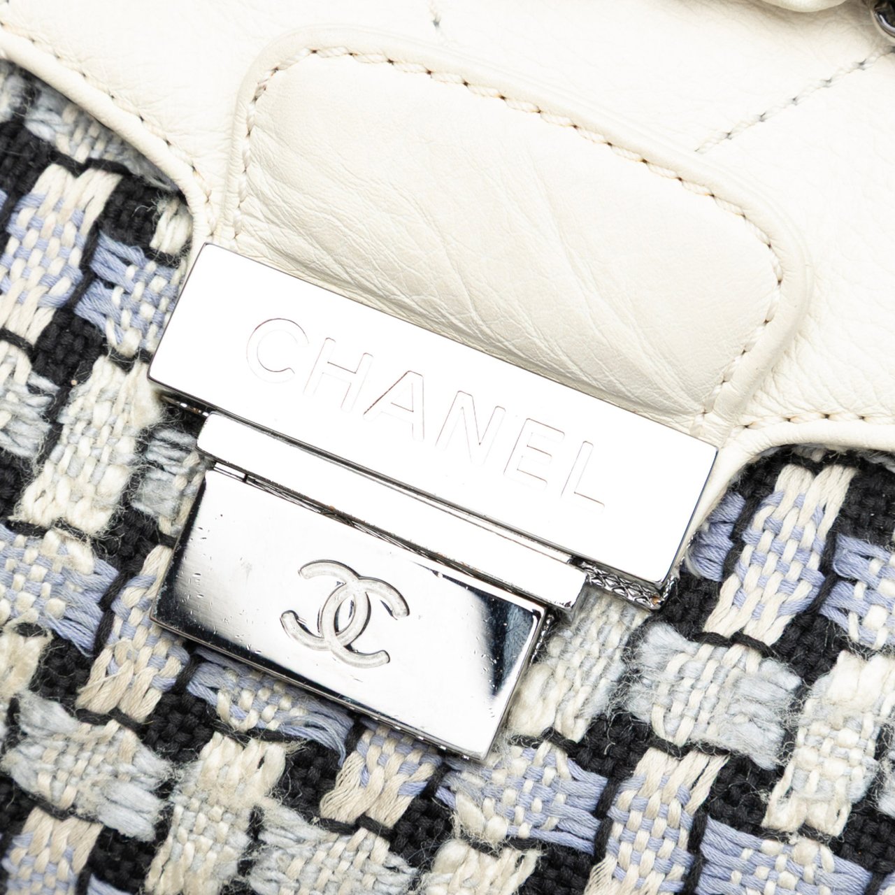 Chanel Tweed and Calfskin Woven Single Flap Zwart