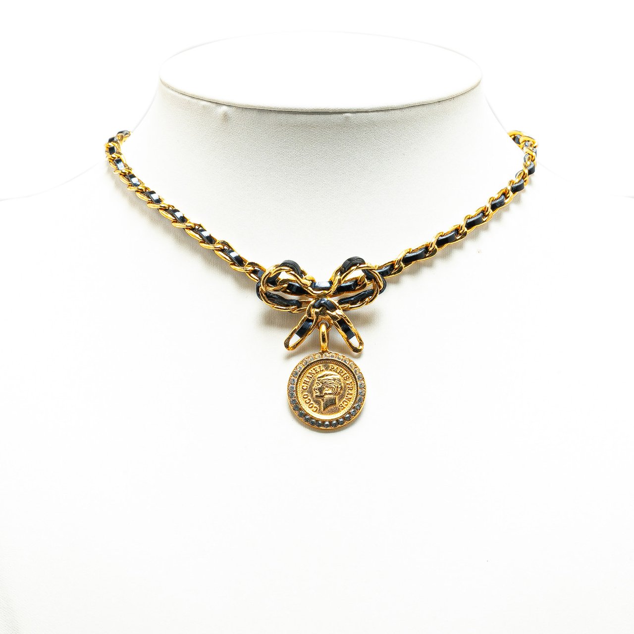 Chanel Leather and Gold Plated Medallion Bow Pendant Necklace Goud