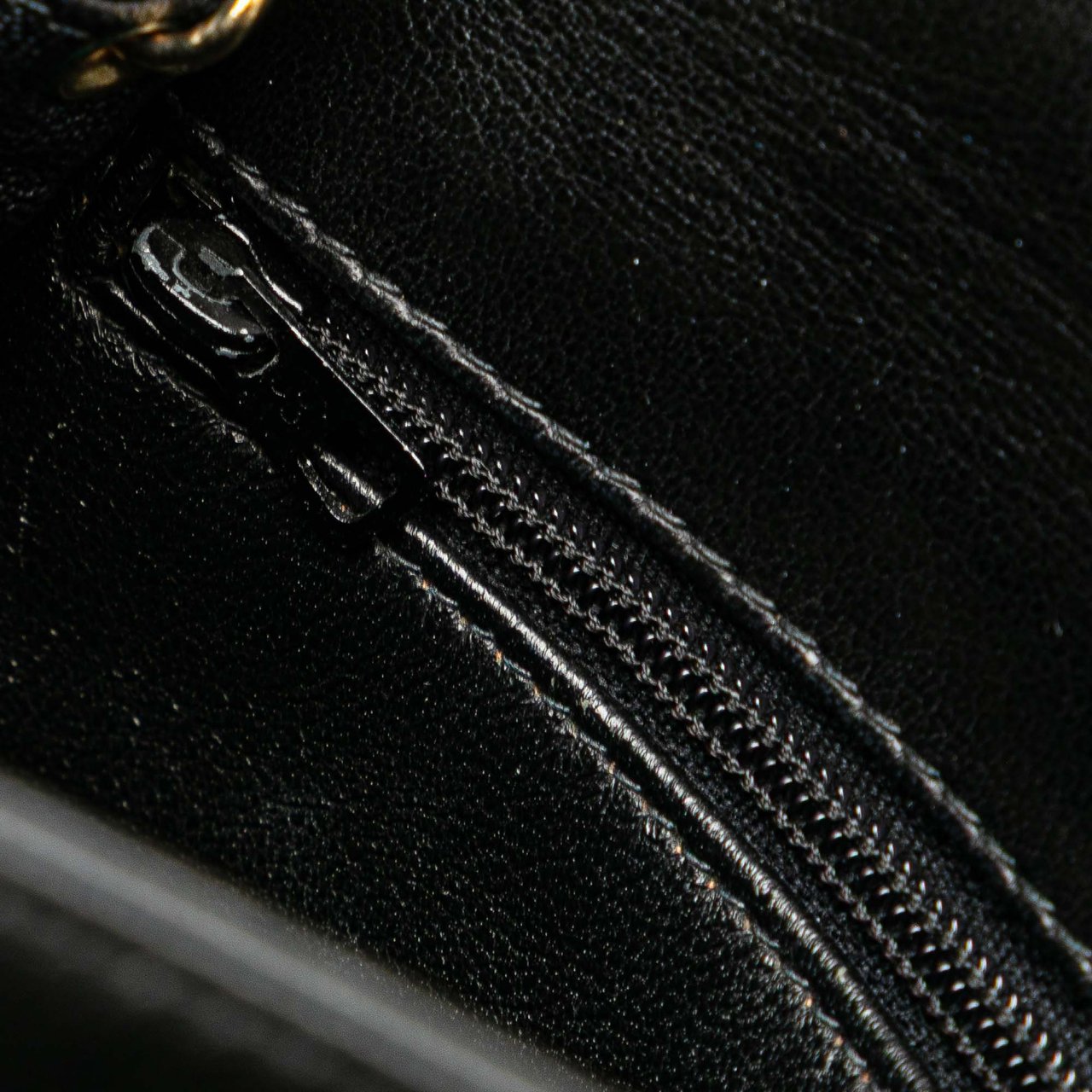 Chanel CC Stitched Lambskin Flap Zwart