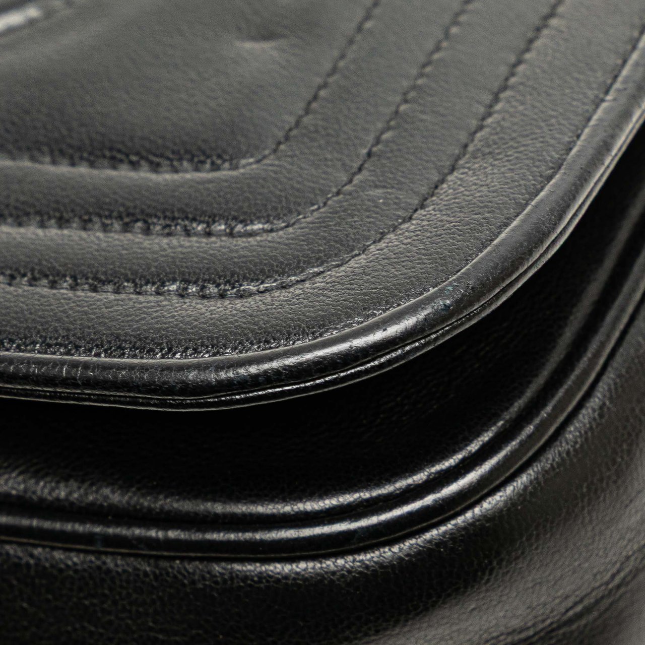 Chanel CC Stitched Lambskin Flap Zwart