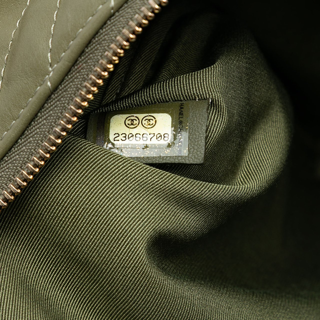 Chanel Medium Chevron Caviar O Case Clutch Groen