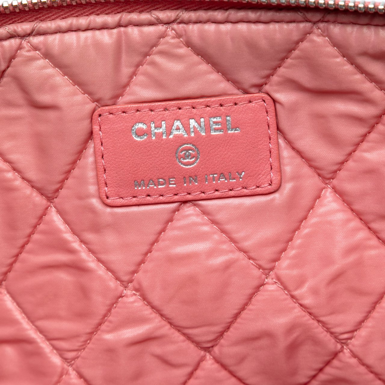 Chanel Medium Quilted Lambskin O Case Clutch Roze