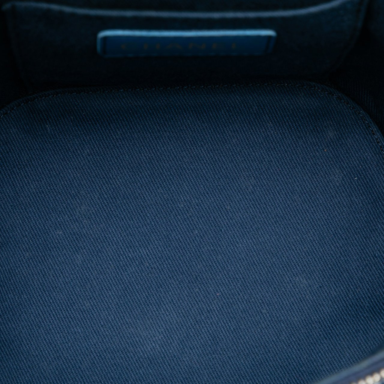 Chanel CC Quilted Denim Trip Vanity Case with Chain Blauw