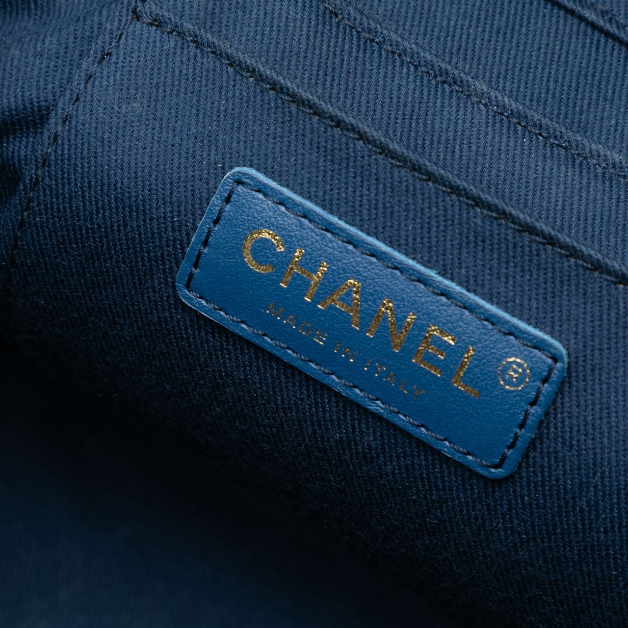 Chanel CC Quilted Denim Trip Vanity Case with Chain Blauw
