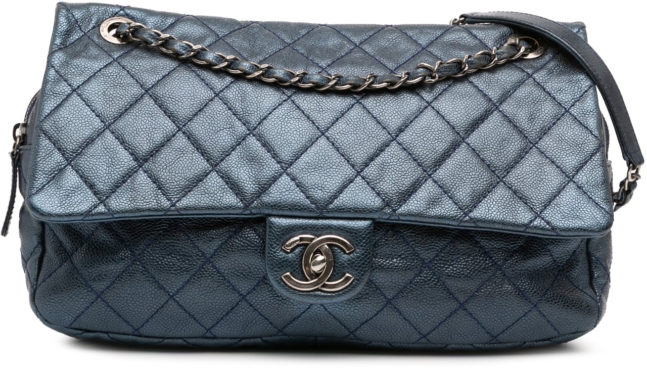 Chanel Jumbo Quilted Iridescent Caviar Easy Flap Blauw