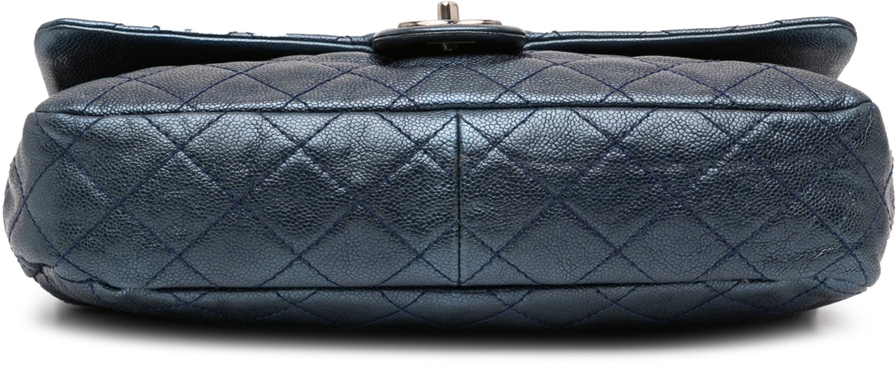 Chanel Jumbo Quilted Iridescent Caviar Easy Flap Blauw